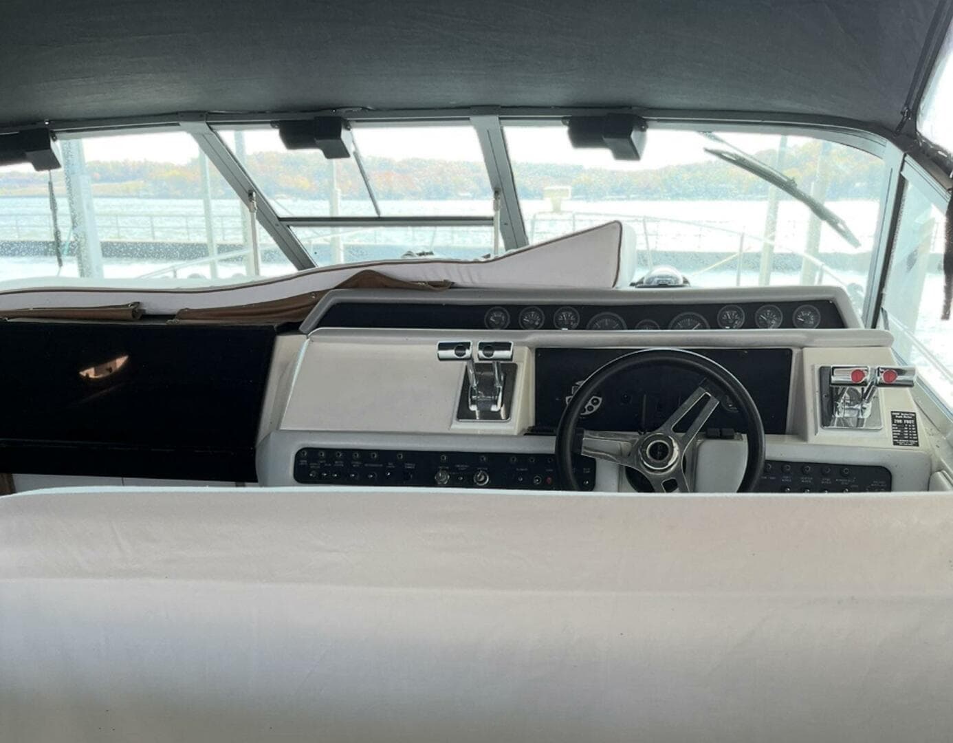 1994 Sea Ray 330 Express Cruiser — photo 8