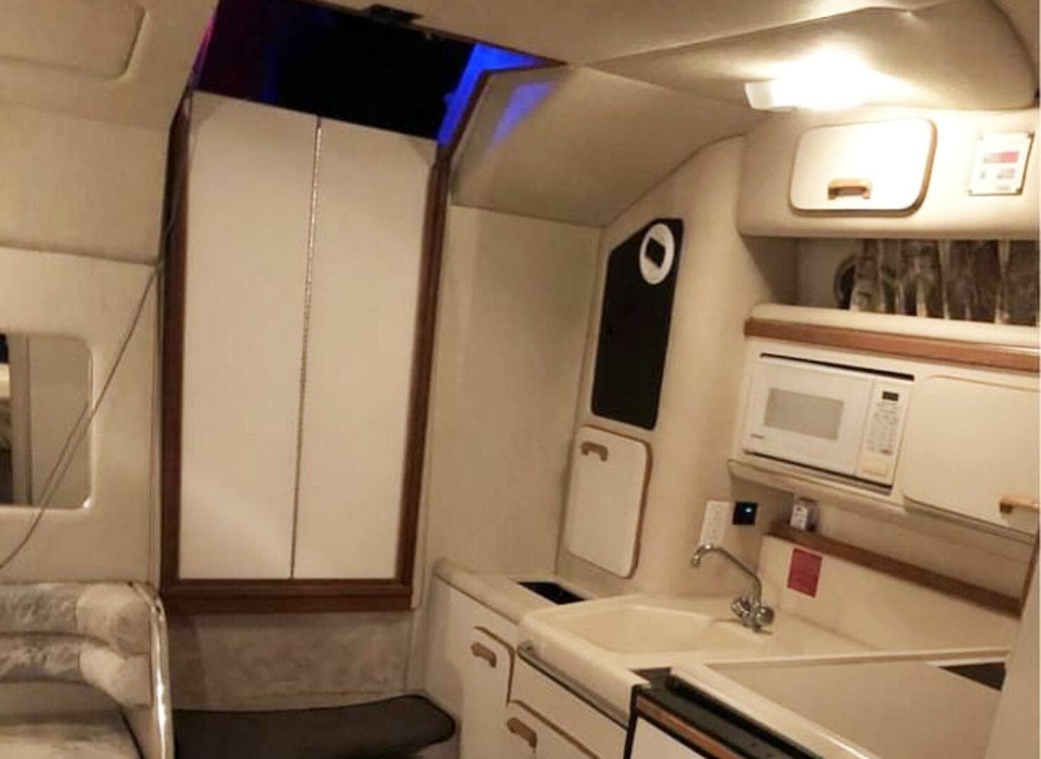 1994 Sea Ray 330 Express Cruiser — photo 10