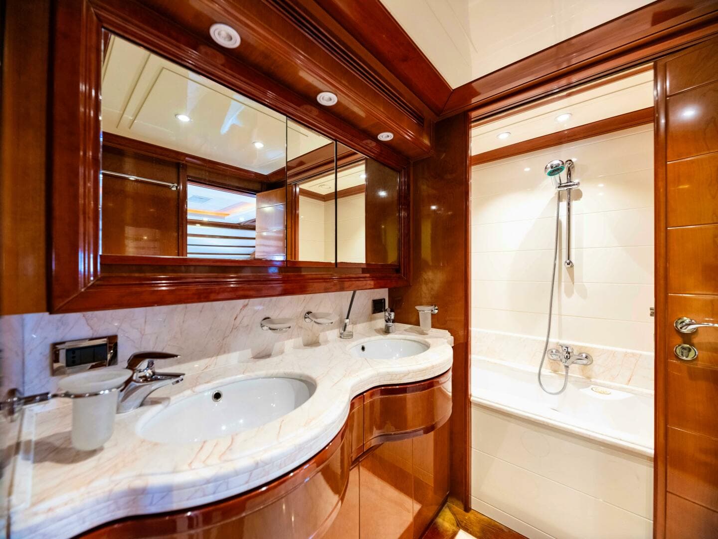 2005 Custom Line 112 — photo 11