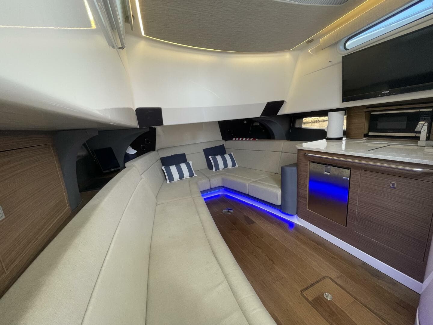 2017 Boston Whaler Outrage — photo 12