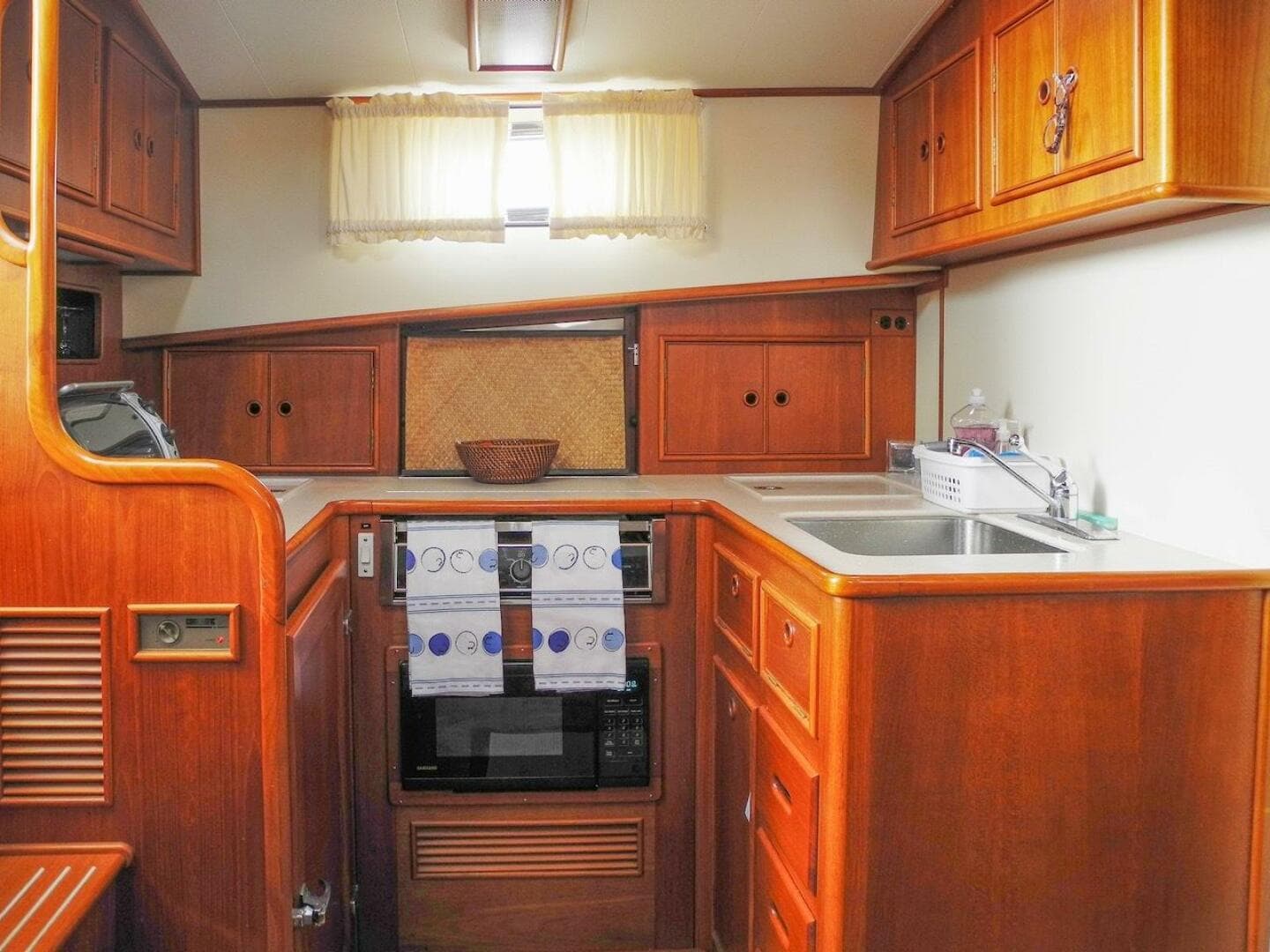 1998 Grand Banks 38 Eastbay EX — photo 18