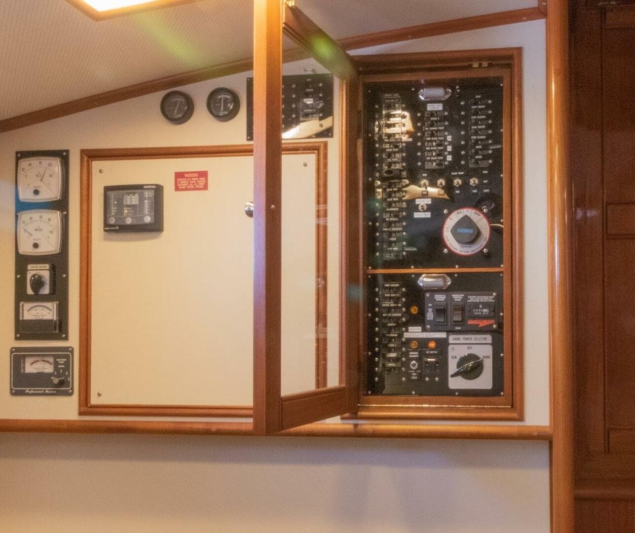 1998 Grand Banks 38 Eastbay EX — photo 21