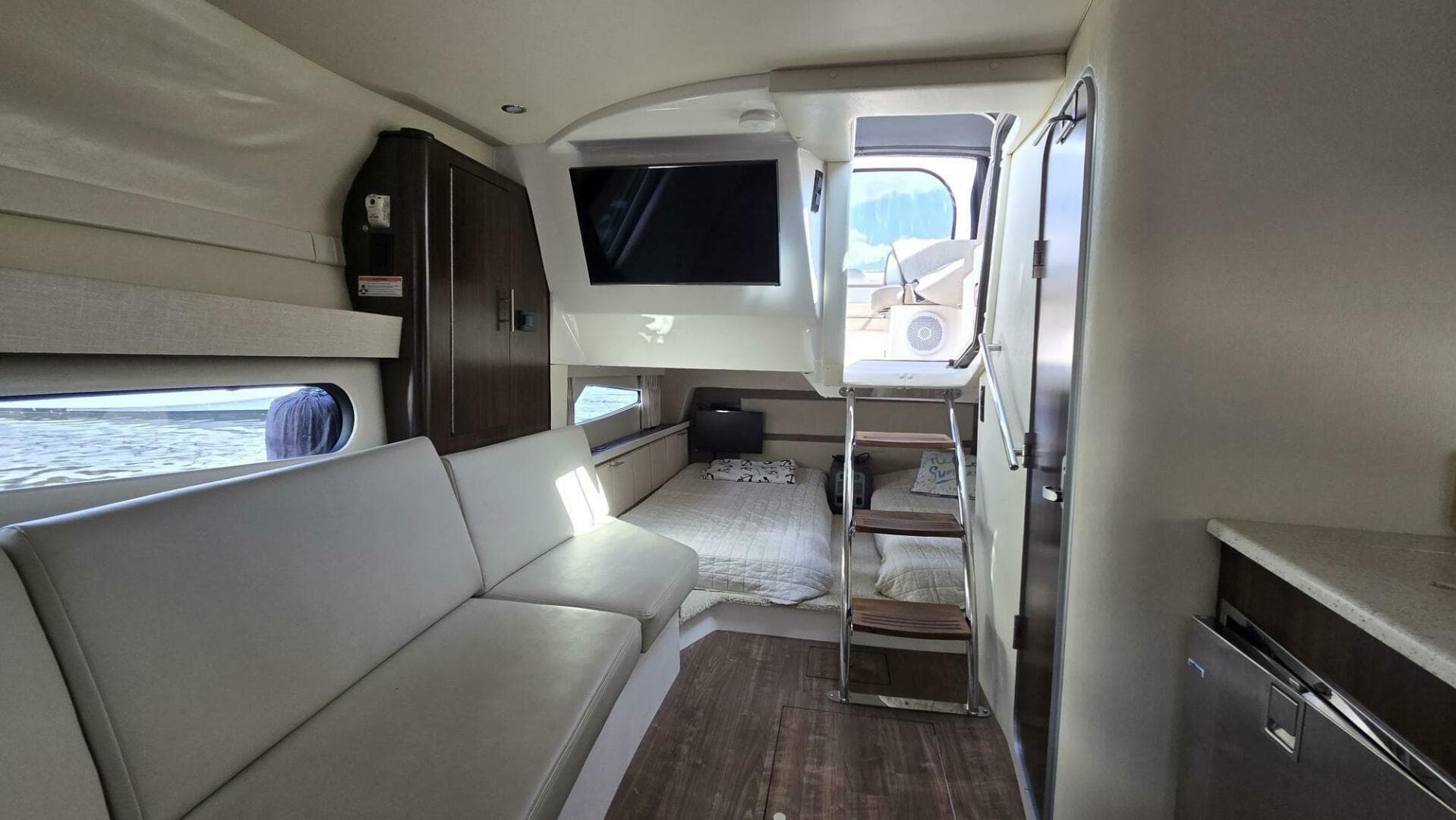 2017 Regal 32 Express — photo 8