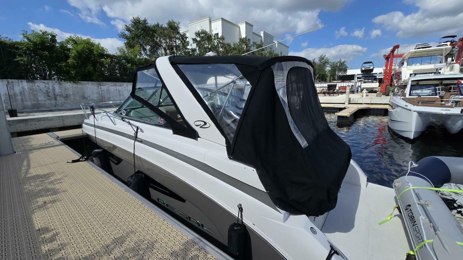 2017 Regal 32 Express — photo 2