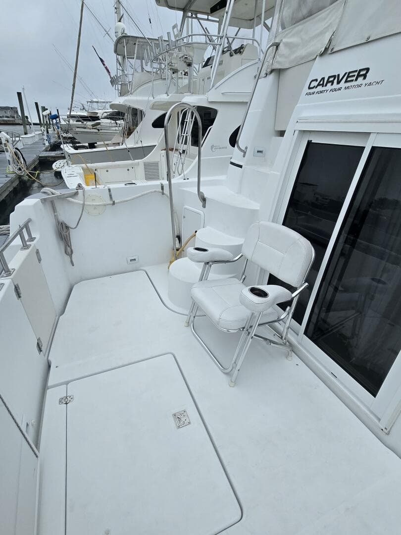 2002 Carver 444 Cockpit — photo 12