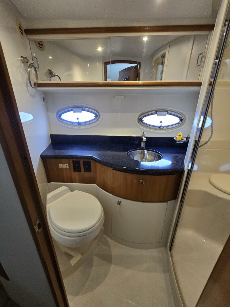 2002 Carver 444 Cockpit — photo 44