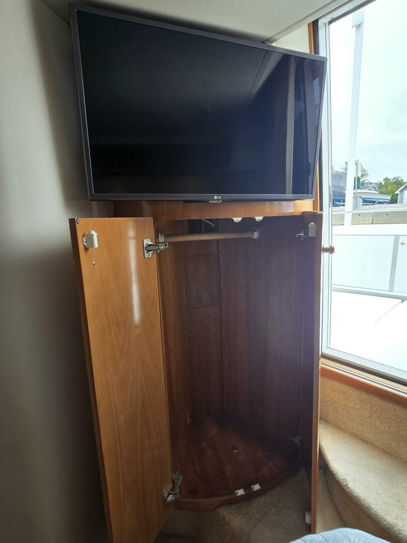 2002 Carver 444 Cockpit — photo 43