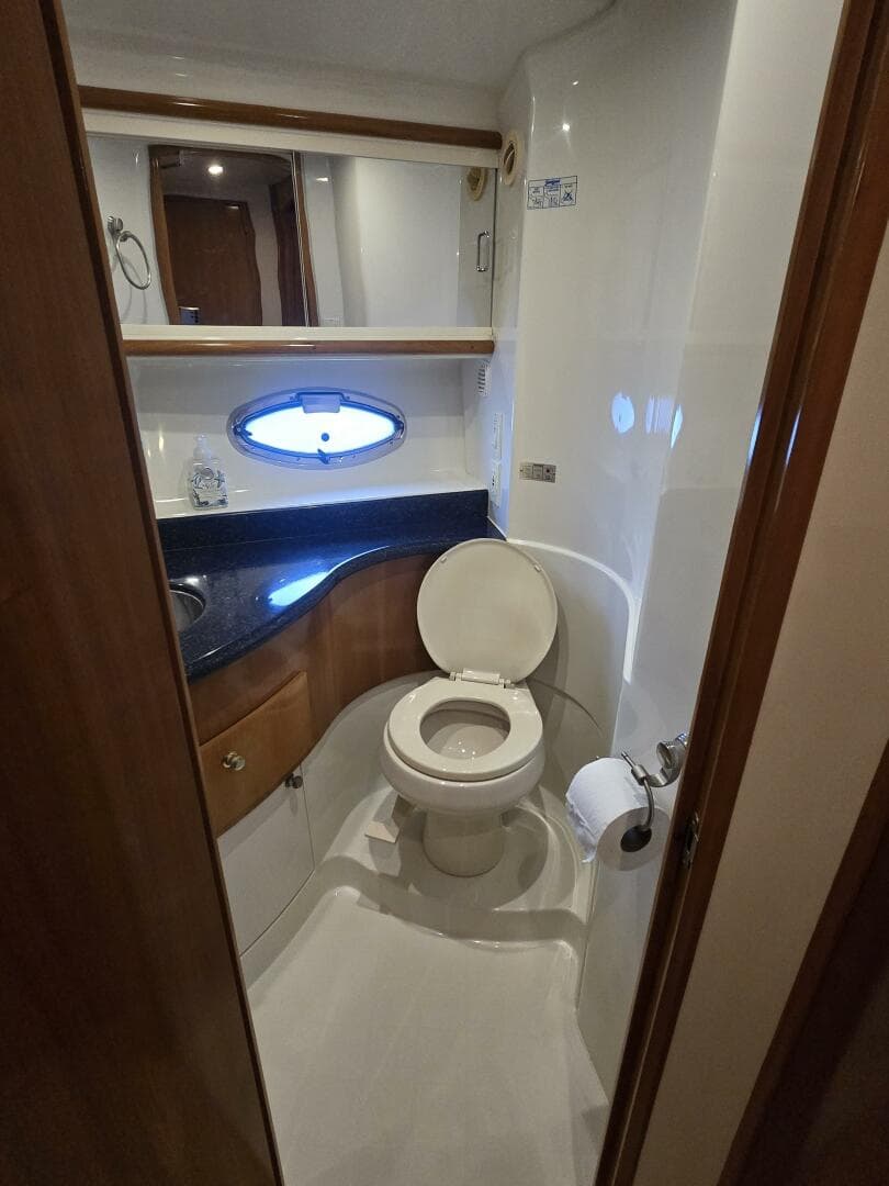 2002 Carver 444 Cockpit — photo 54