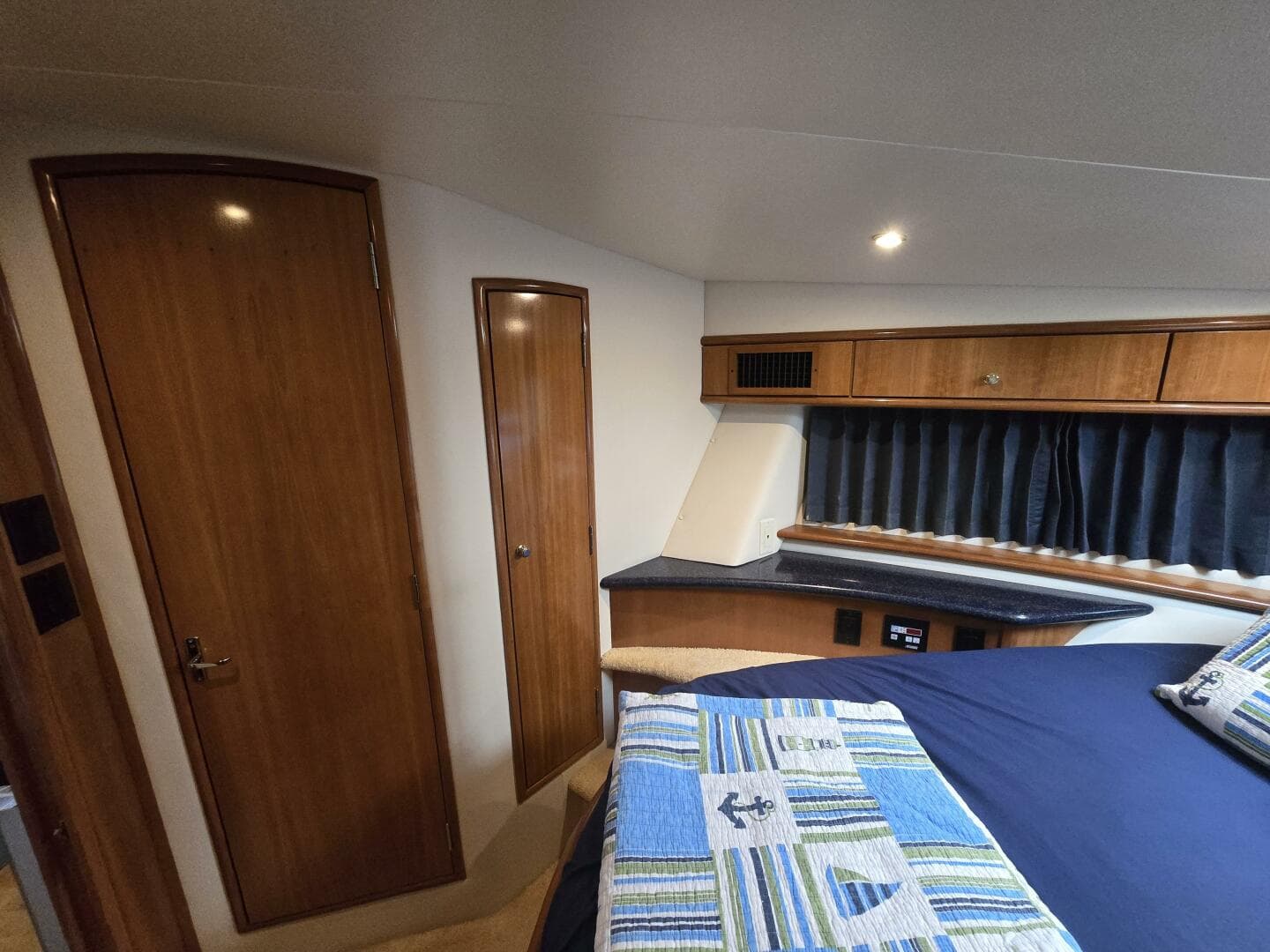 2002 Carver 444 Cockpit — photo 52