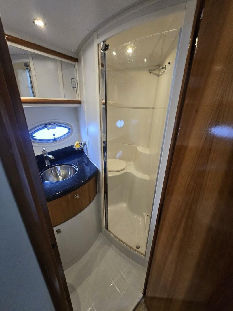 2002 Carver 444 Cockpit — photo 48