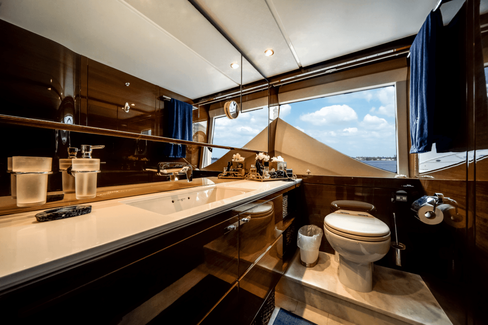 2019 Princess F70 — photo 20