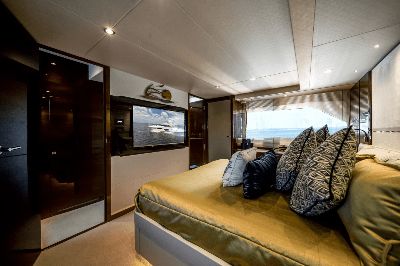 2019 Princess F70 — photo 18