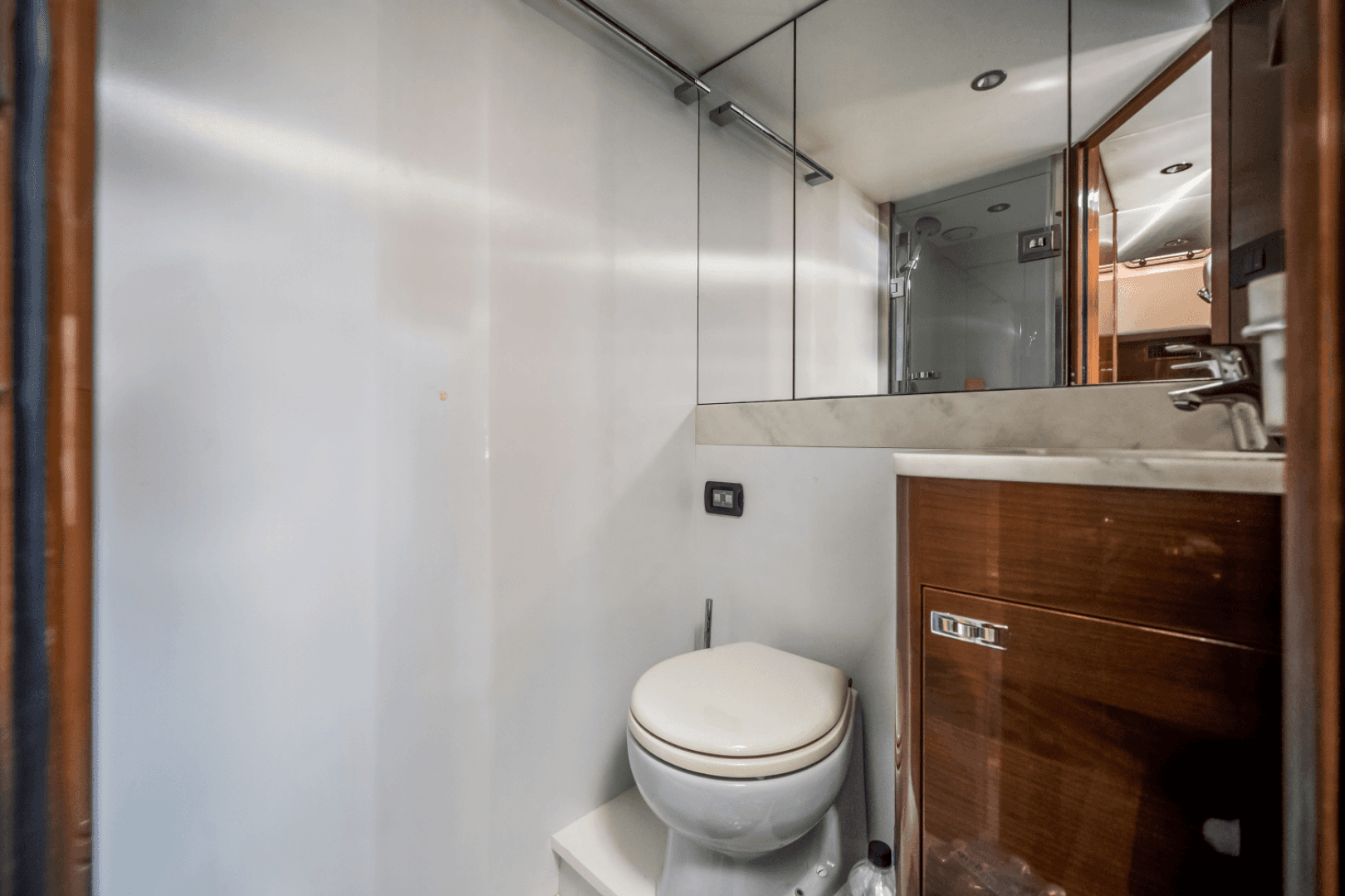 2019 Princess F70 — photo 49