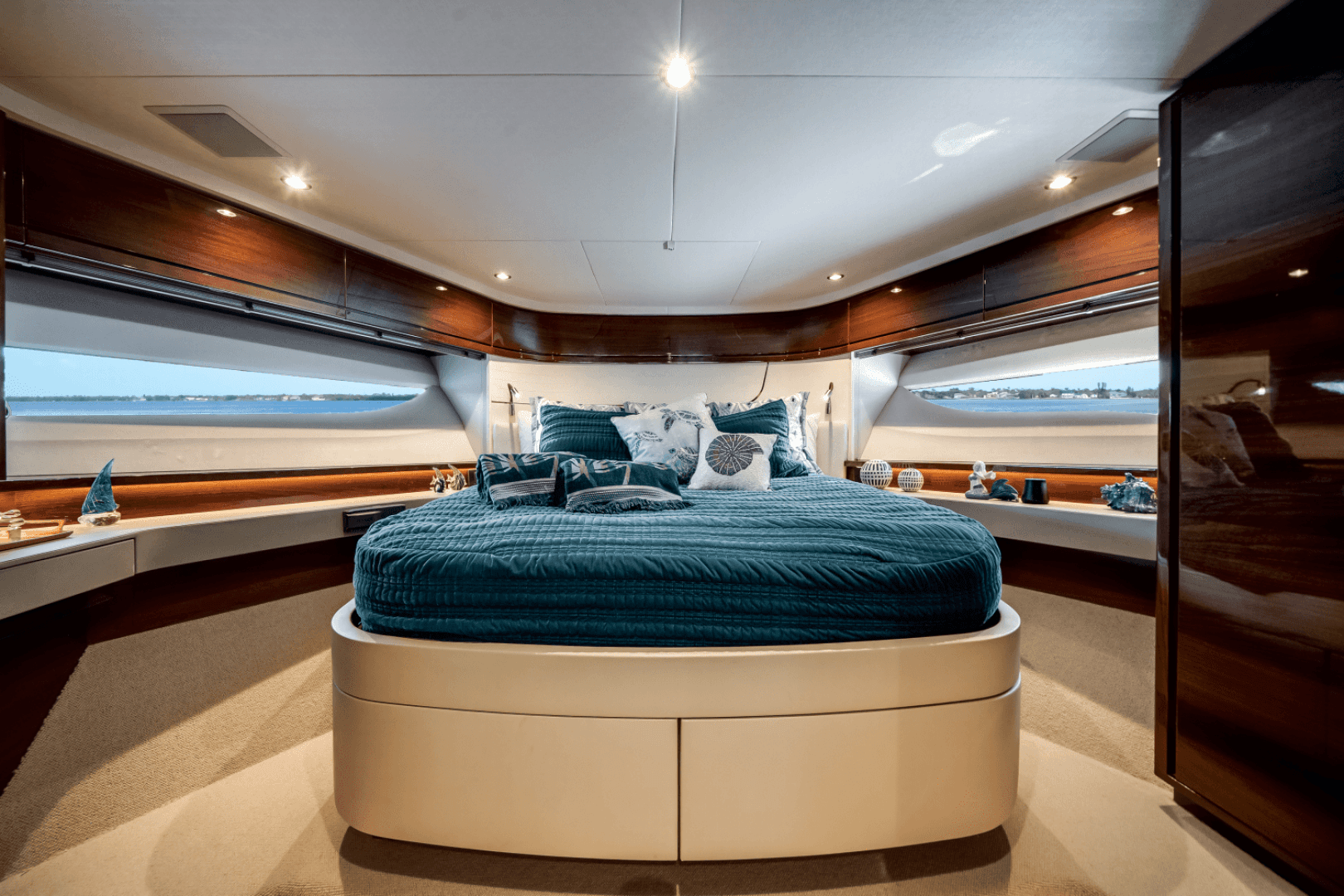 2019 Princess F70 — photo 25
