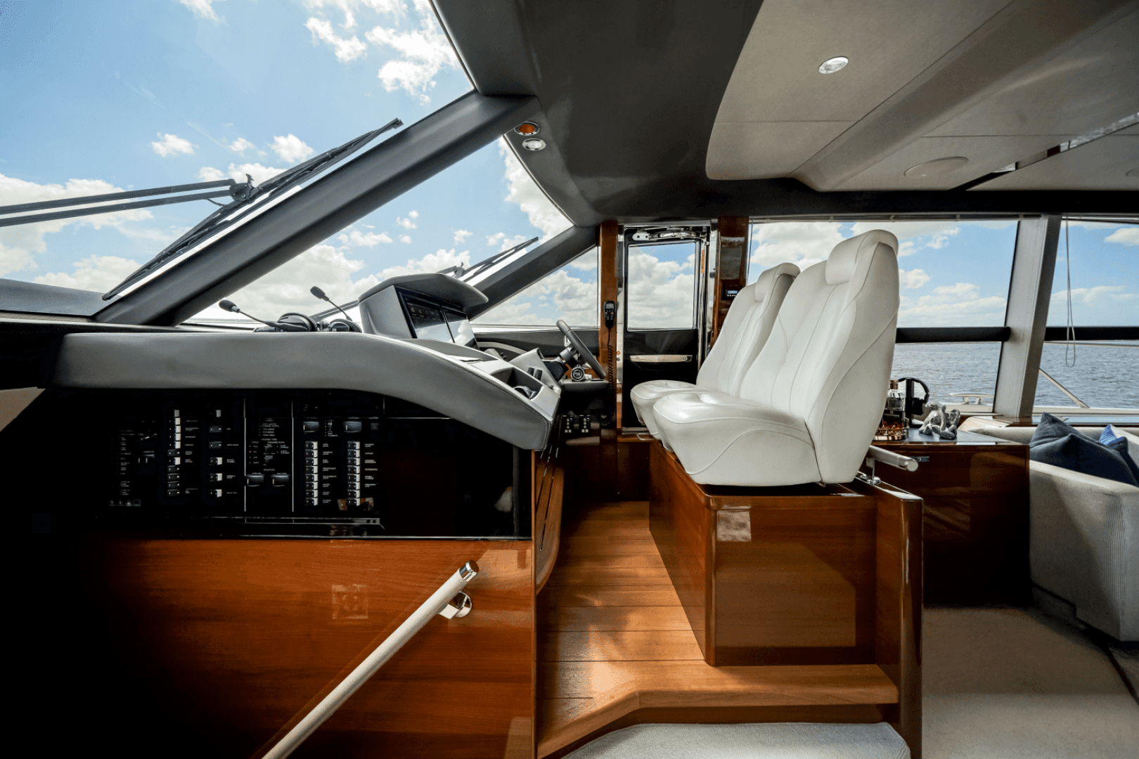 2019 Princess F70 — photo 13