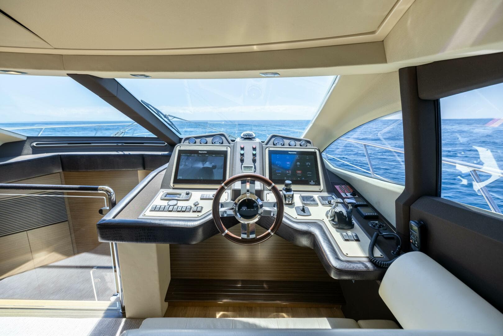2015 Azimut 64 Flybridge — photo 9
