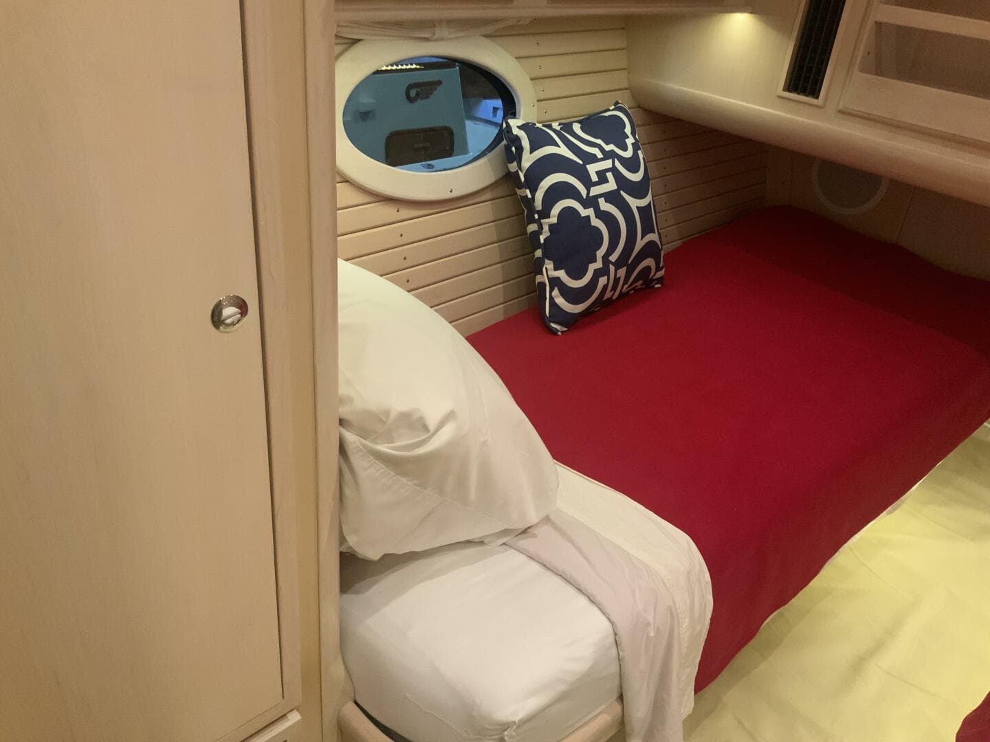 2013 Hinckley Talaria — photo 11