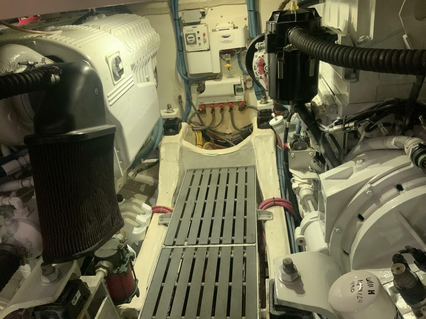 2013 Hinckley Talaria — photo 31