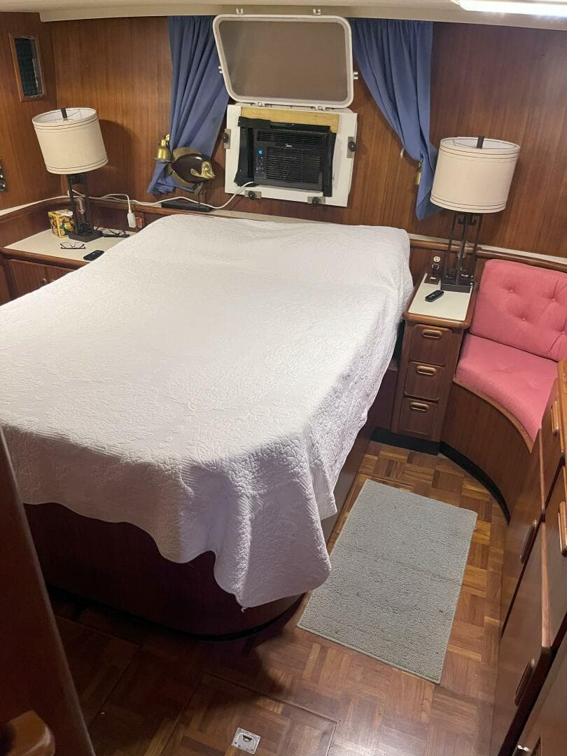 1990 Jefferson 43 Sundeck — photo 31