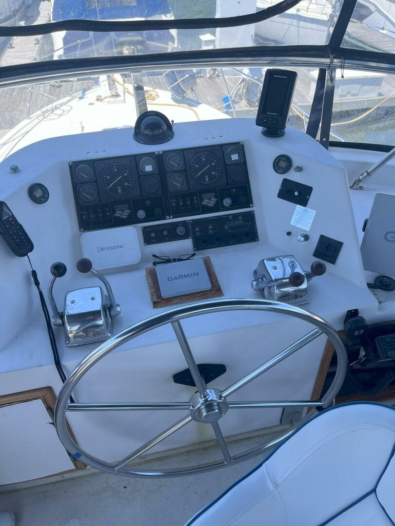 1990 Jefferson 43 Sundeck — photo 15