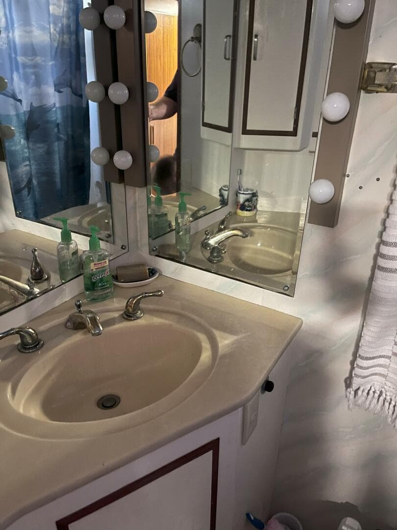 1990 Jefferson 43 Sundeck — photo 34