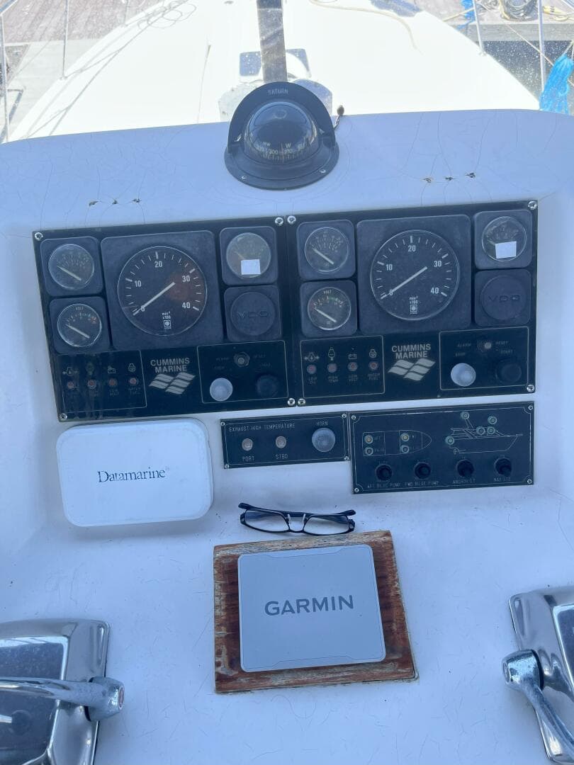 1990 Jefferson 43 Sundeck — photo 17