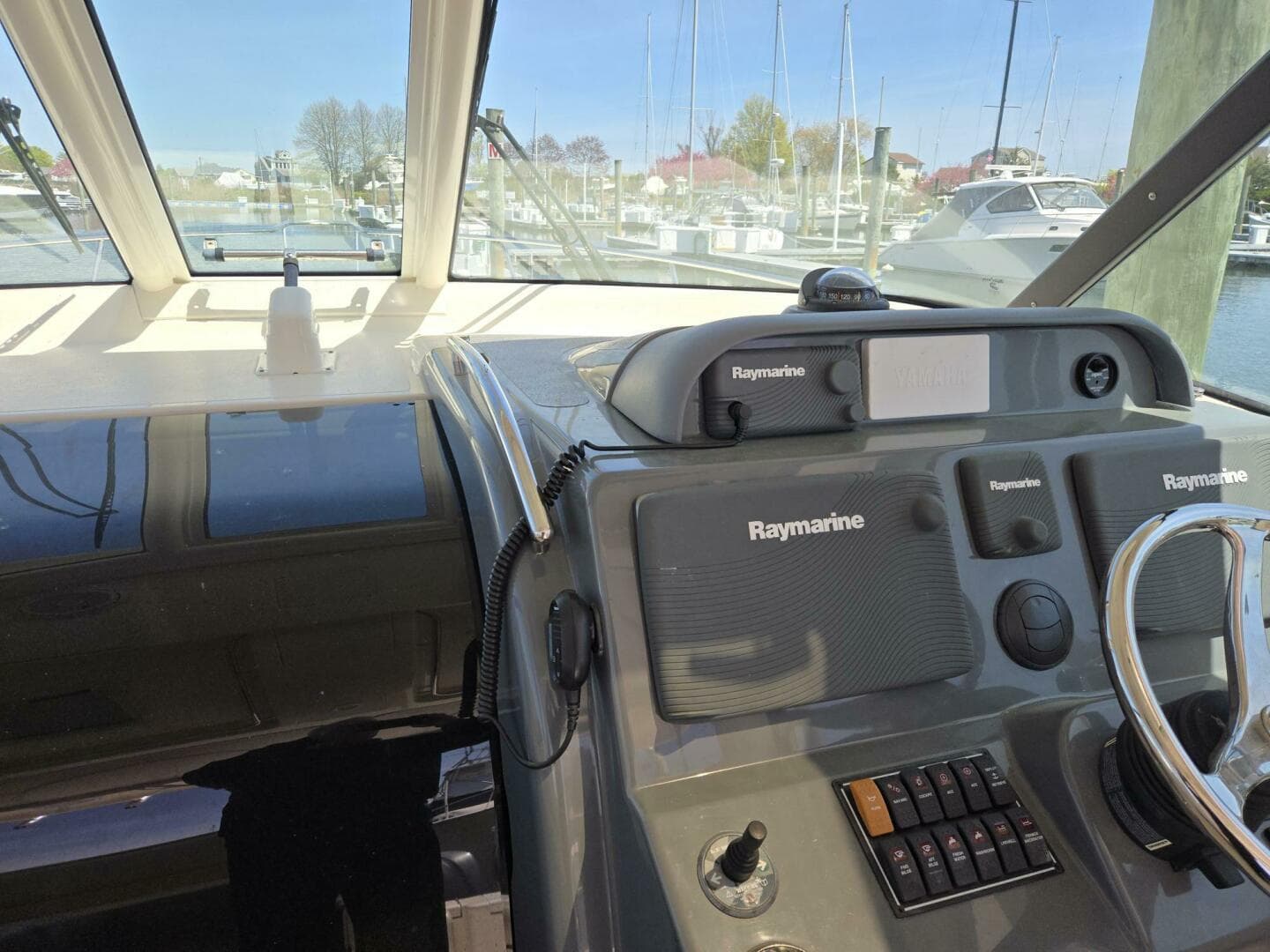 2013 Pursuit 345 Offshore — photo 18