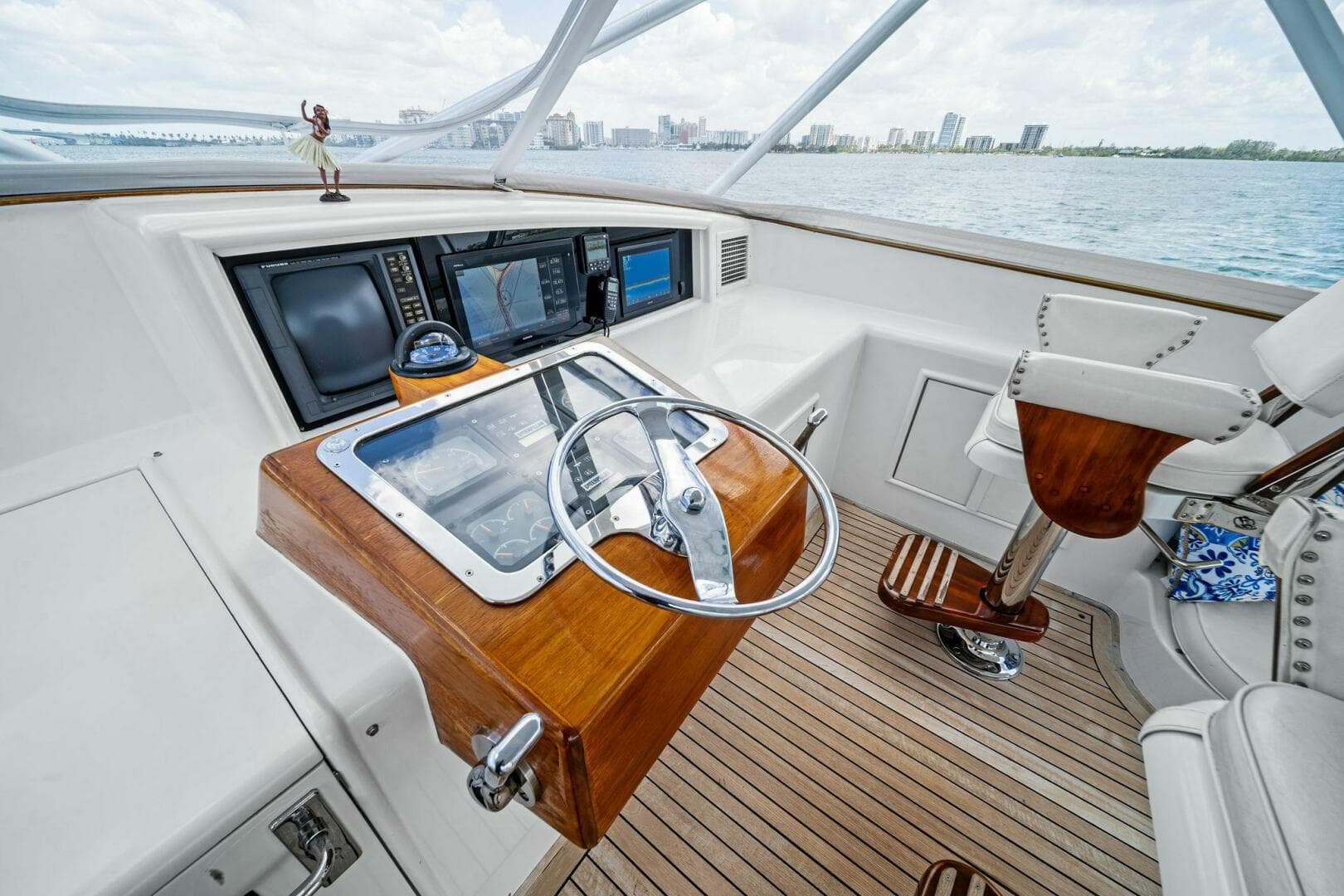 1999 Buddy Davis 52 Express — photo 32