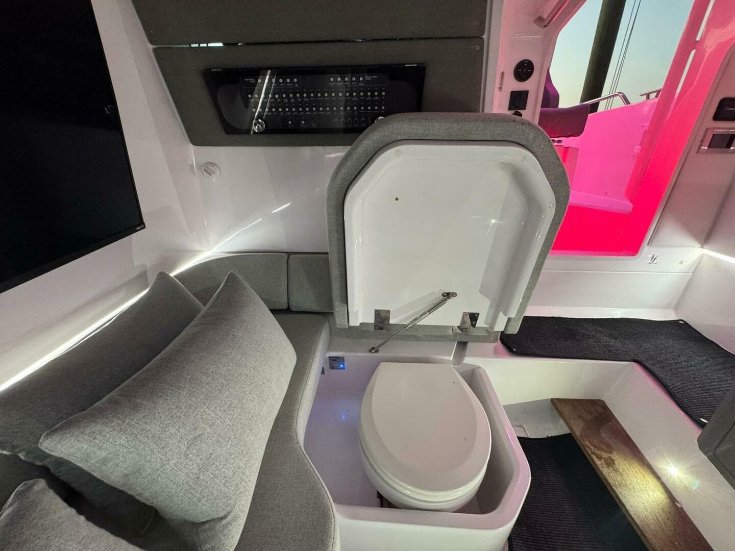 2025 Axopar 37 Sun Top — photo 34