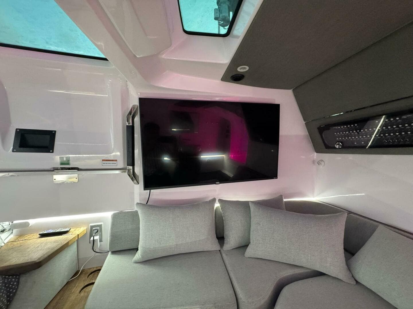 2025 Axopar 37 Sun Top — photo 33