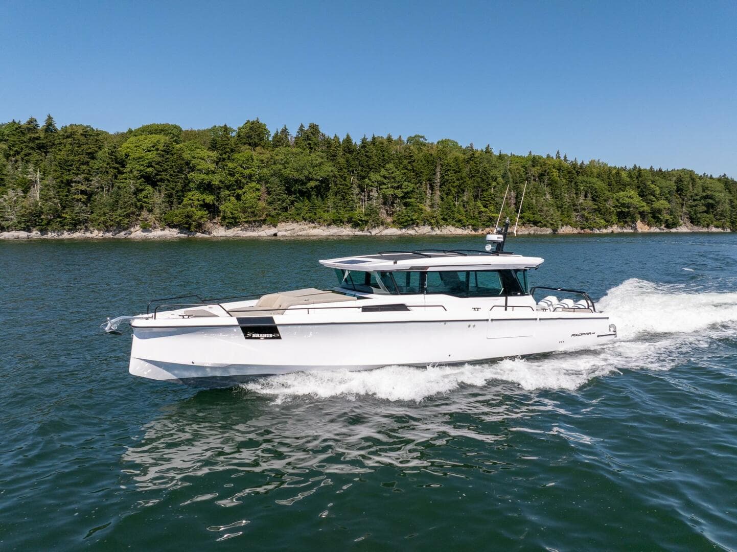 2025 Axopar Cross Cabin — photo 8