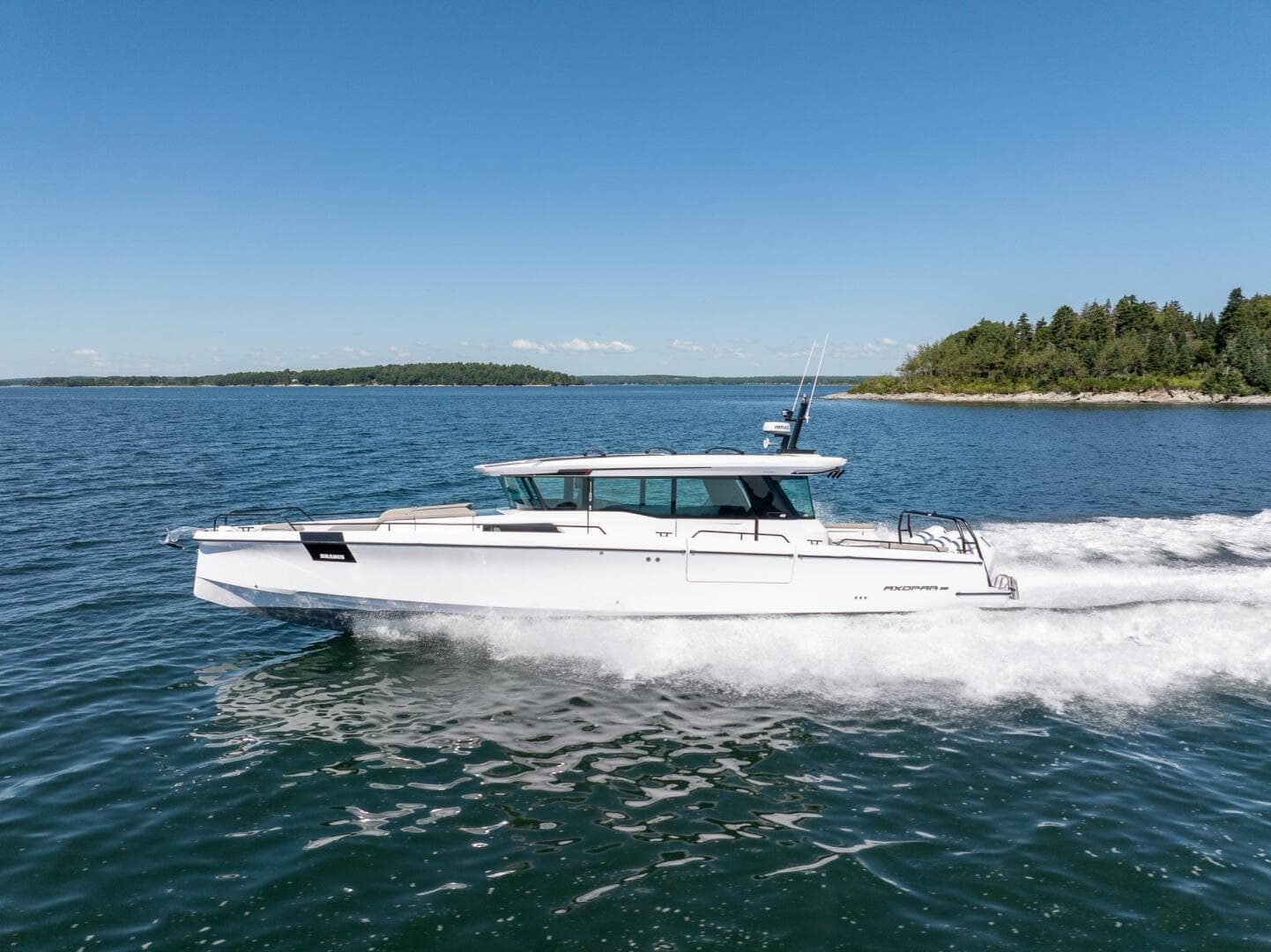 2025 Axopar Cross Cabin — photo 9