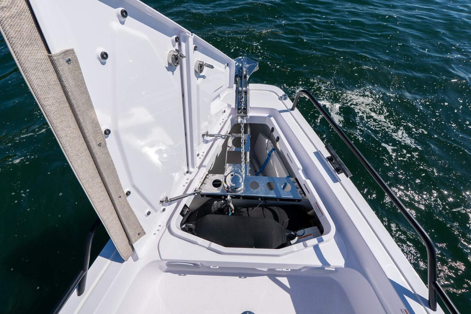 2025 Axopar Cross Cabin — photo 16