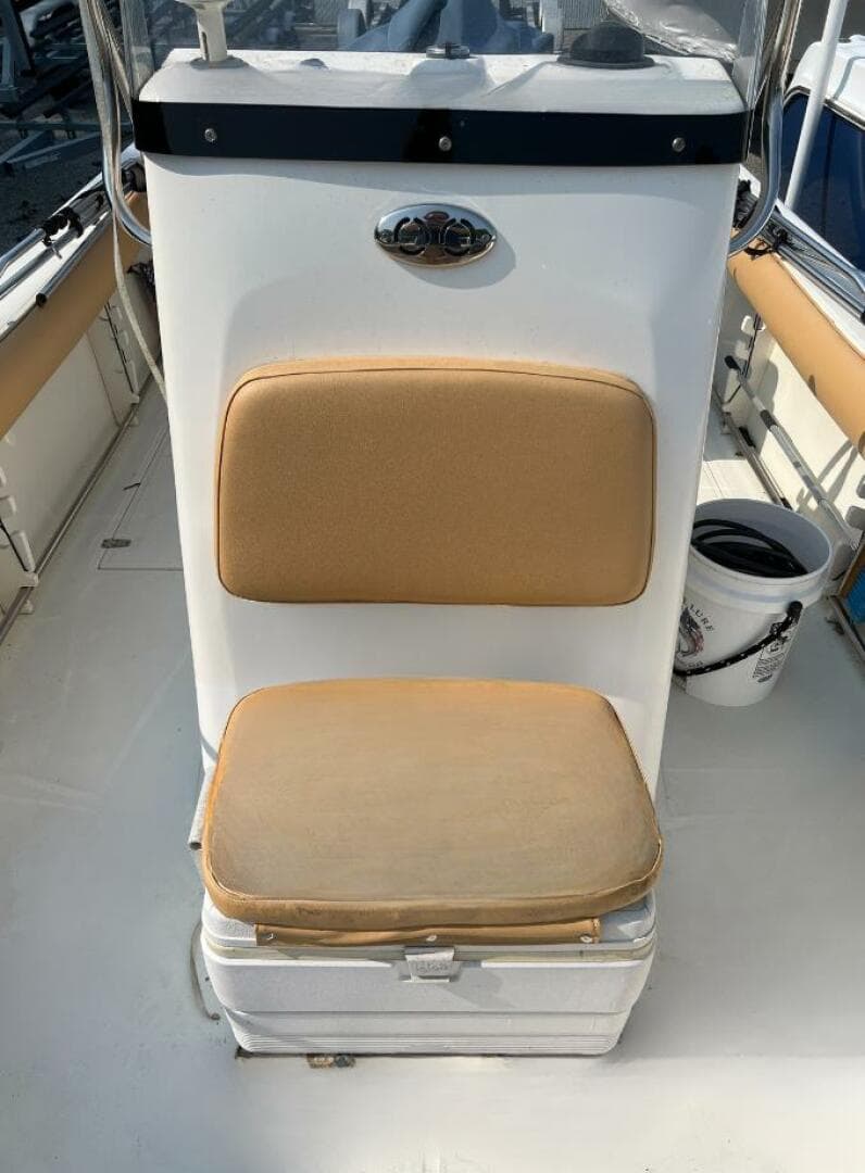 2004 Boston Whaler 210 Outrage — photo 7