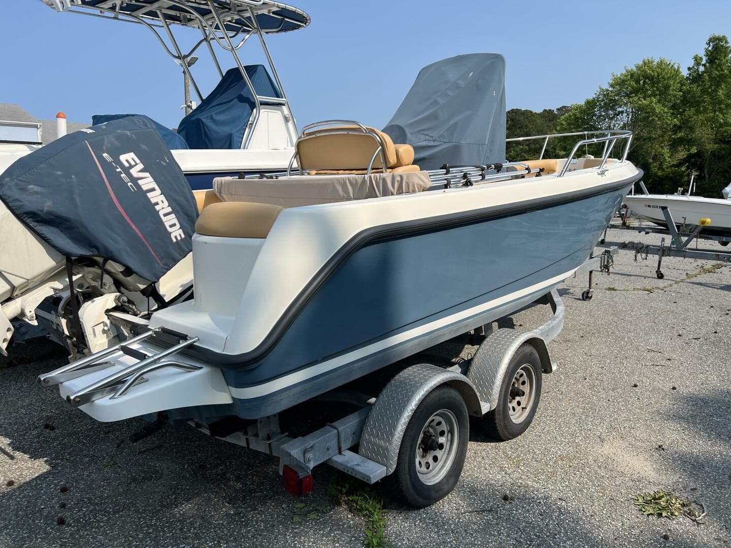 2004 Boston Whaler 210 Outrage — photo 4