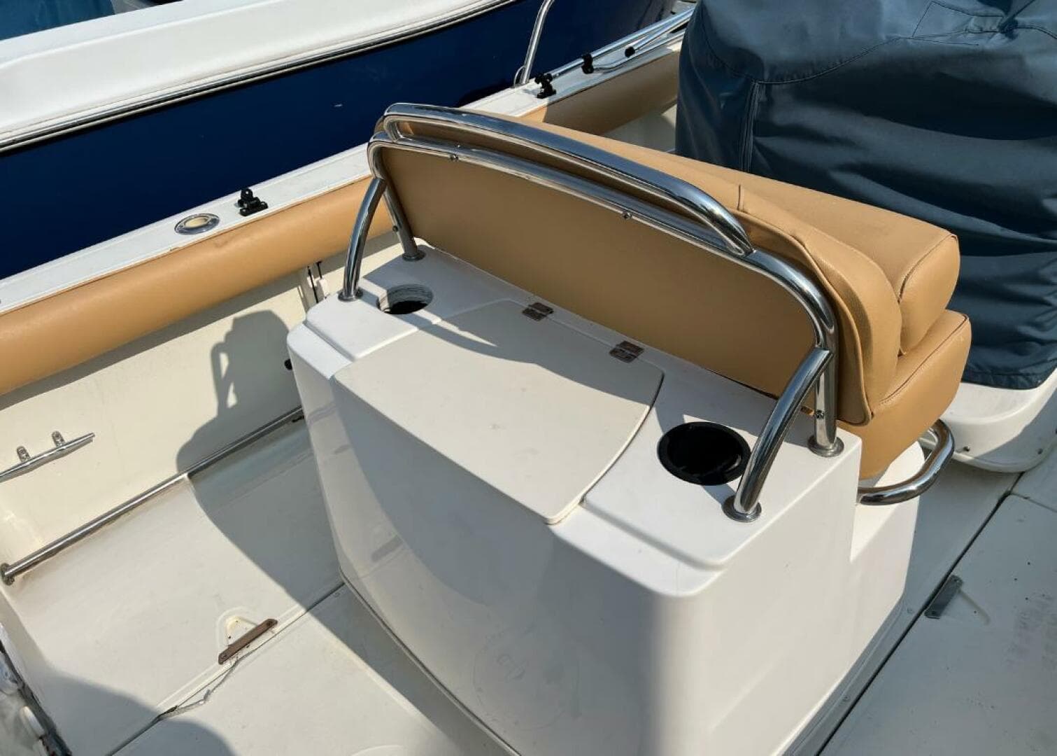 2004 Boston Whaler 210 Outrage — photo 10
