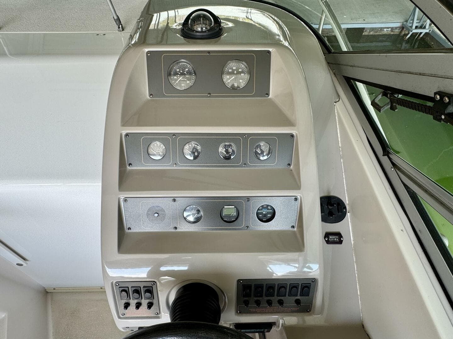 1994 Chaparral Signature 27 Cabin Cruiser — photo 19