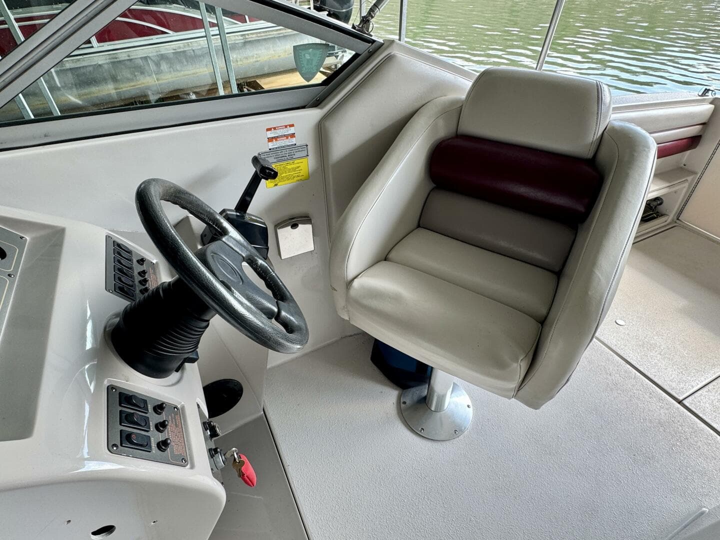 1994 Chaparral Signature 27 Cabin Cruiser — photo 16