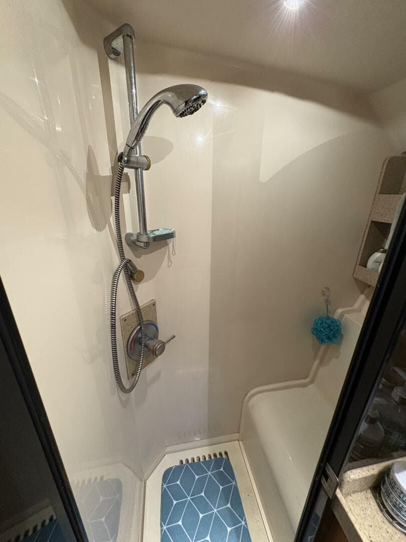 2005 Luhrs 41 Convertible — photo 26