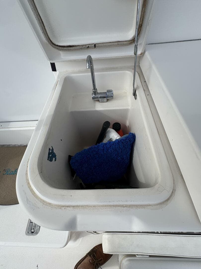 2005 Luhrs 41 Convertible — photo 48