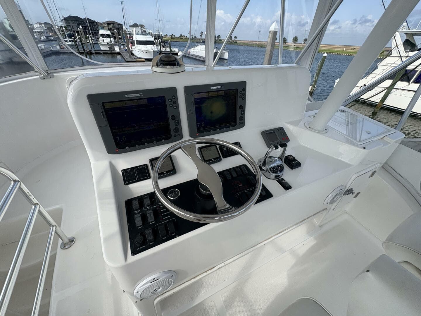 2005 Luhrs 41 Convertible — photo 27