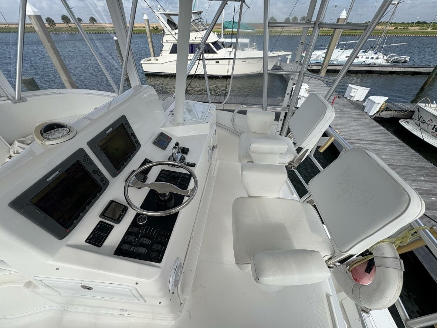2005 Luhrs 41 Convertible — photo 28