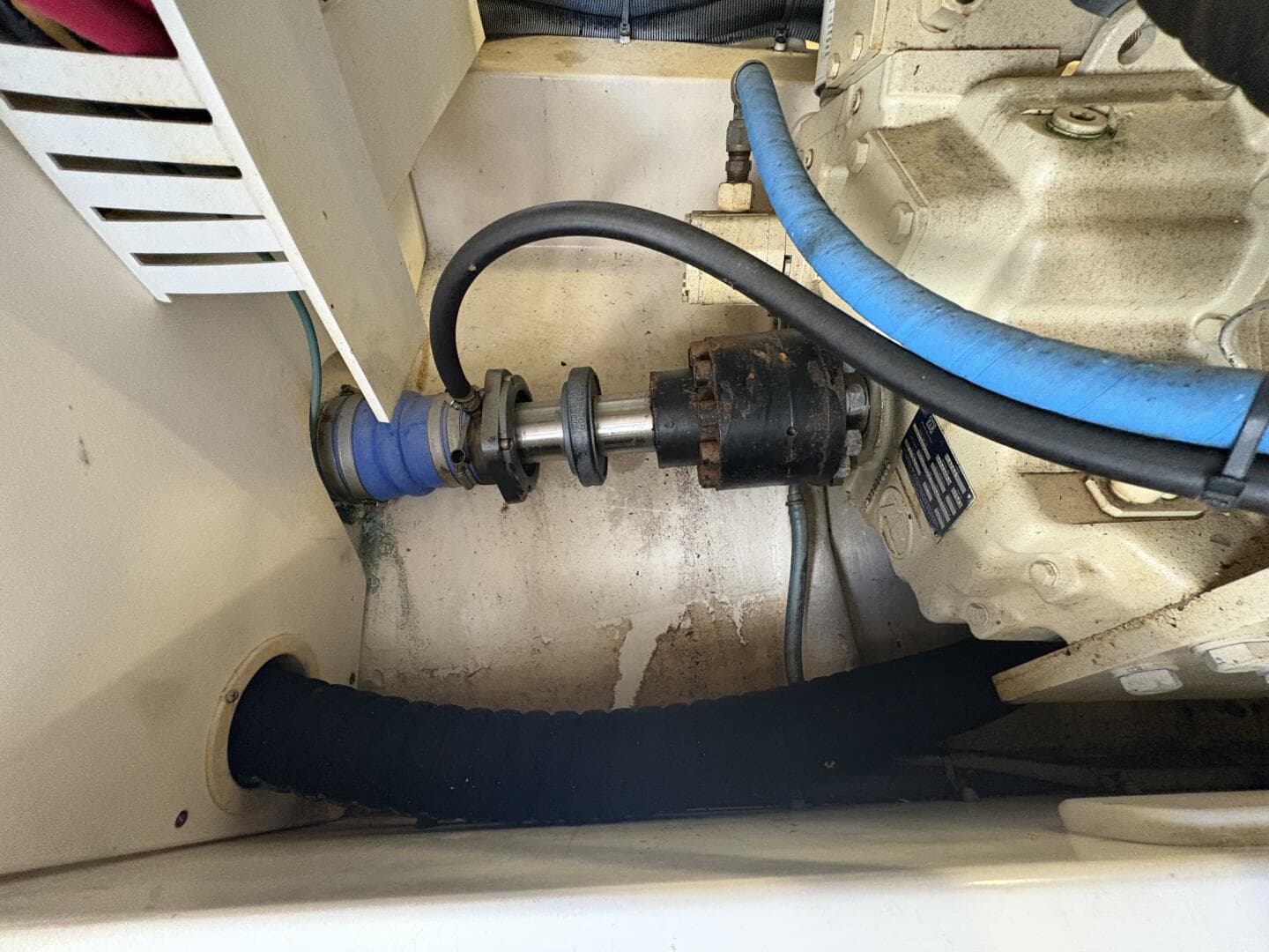 2005 Luhrs 41 Convertible — photo 36