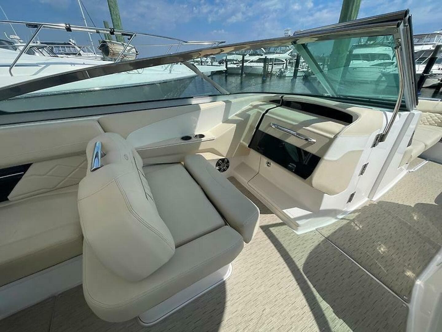 2018 Regal 33 Obx — photo 20