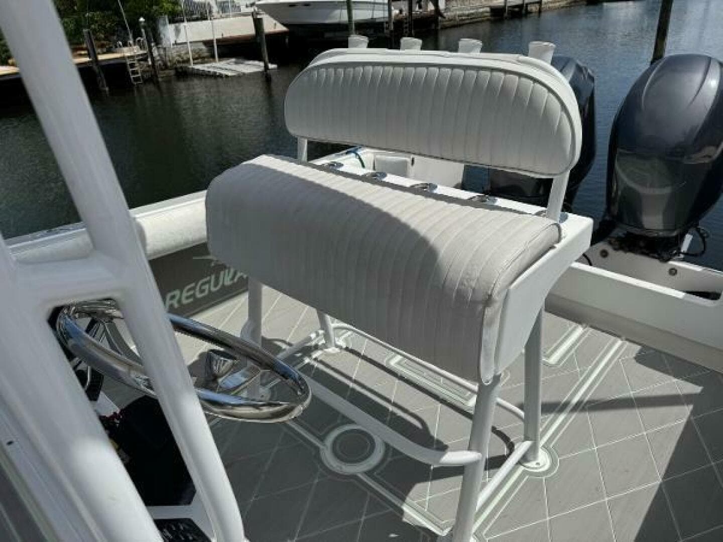 2005 Regulator 23 Center Console — photo 15