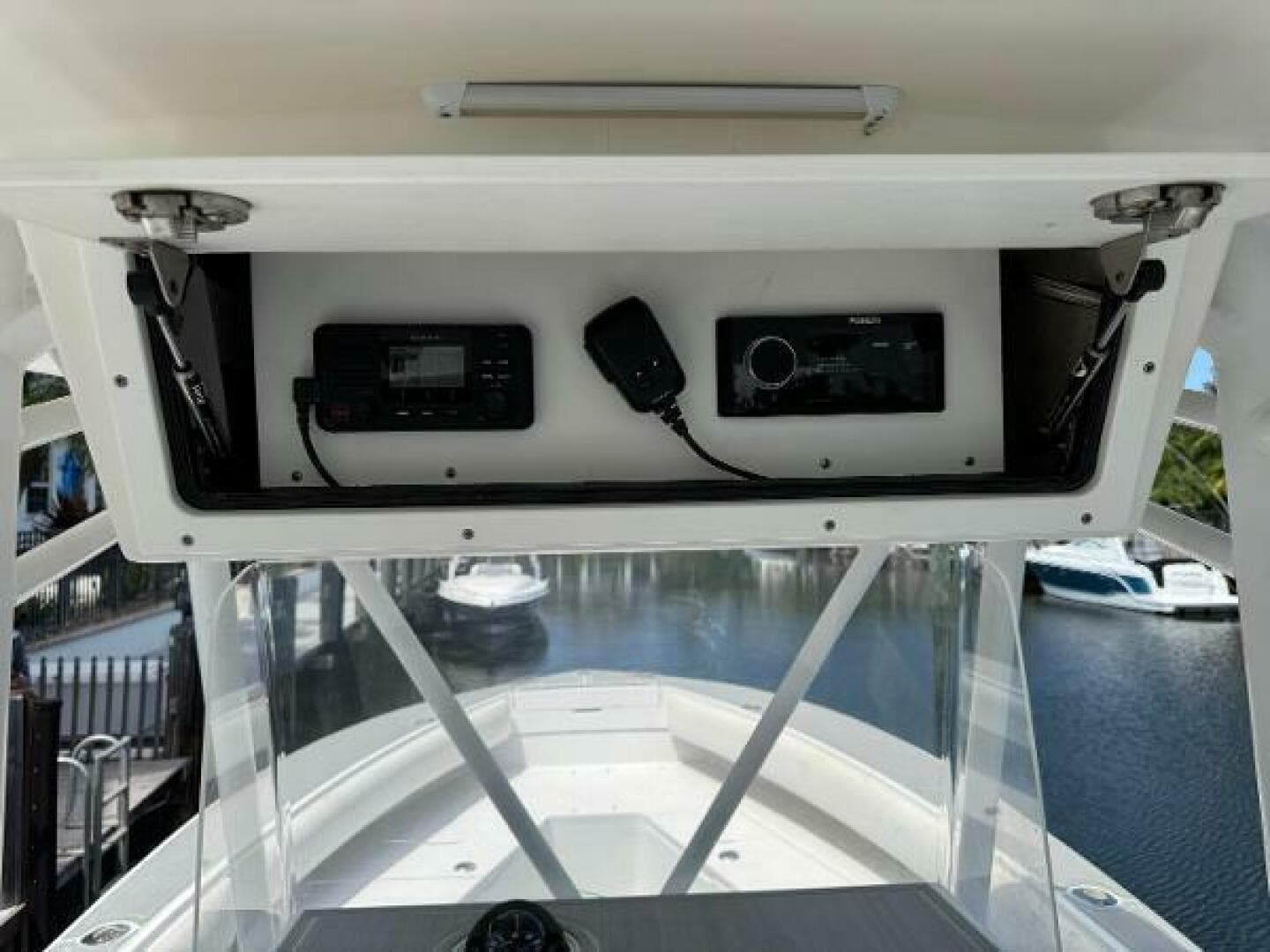 2005 Regulator 23 Center Console — photo 13