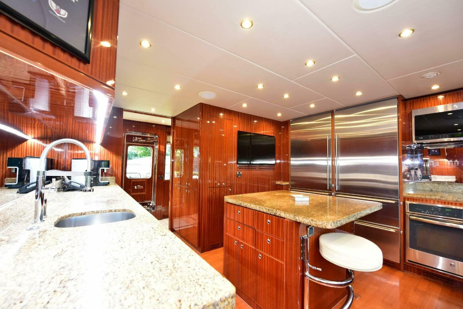 2016 Hargrave Raised Pilothouse — photo 11