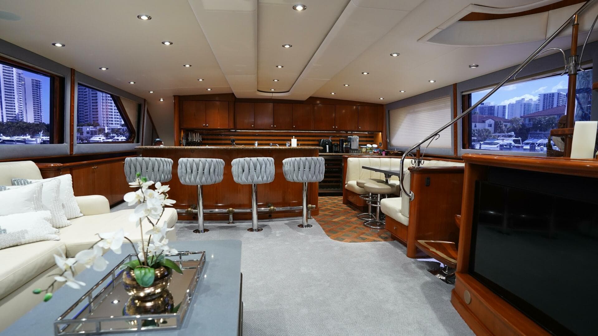 2005 Sea Force Ix Enclosed Flybridge — photo 2