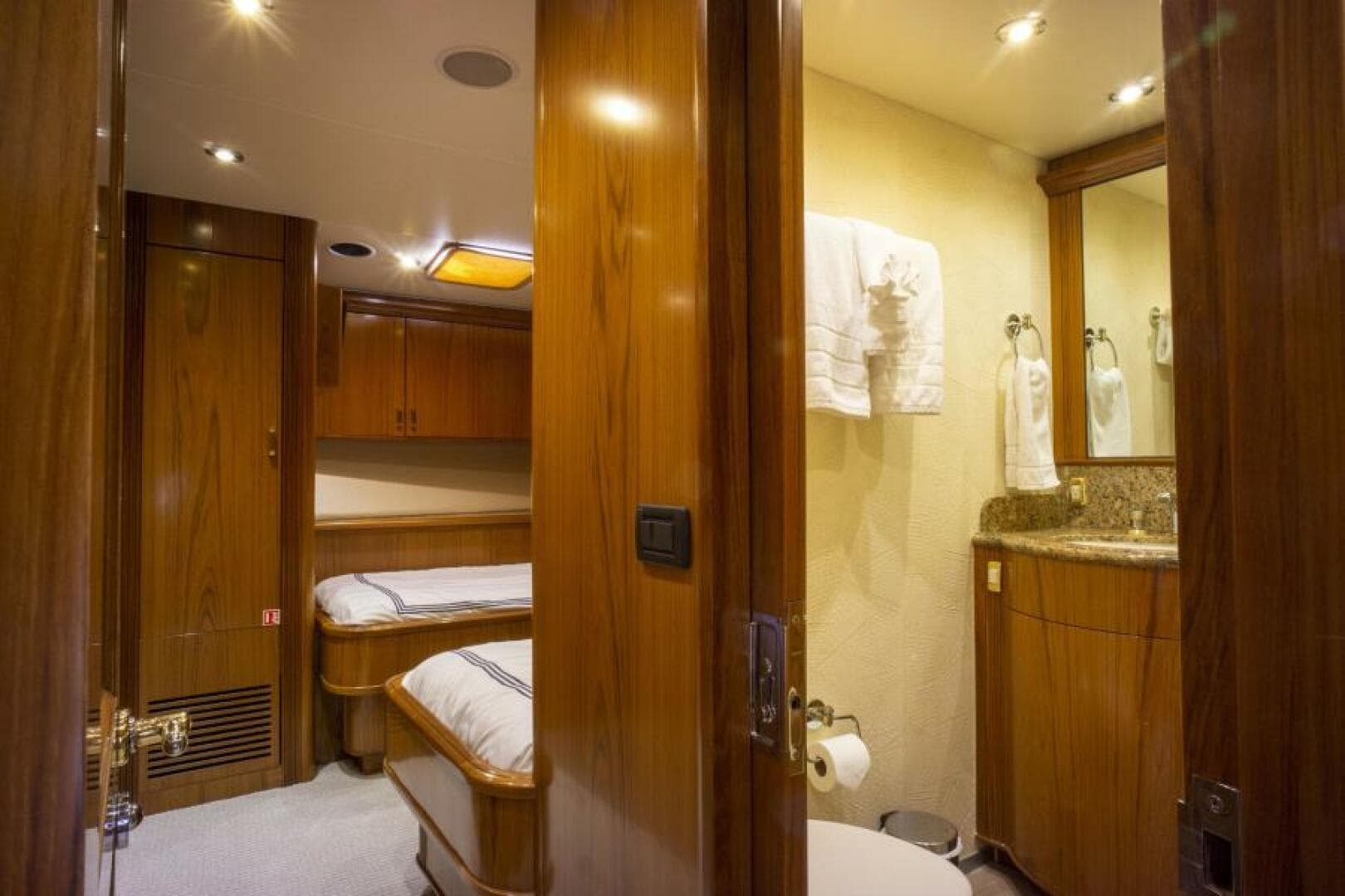 2005 Sea Force Ix Enclosed Flybridge — photo 30