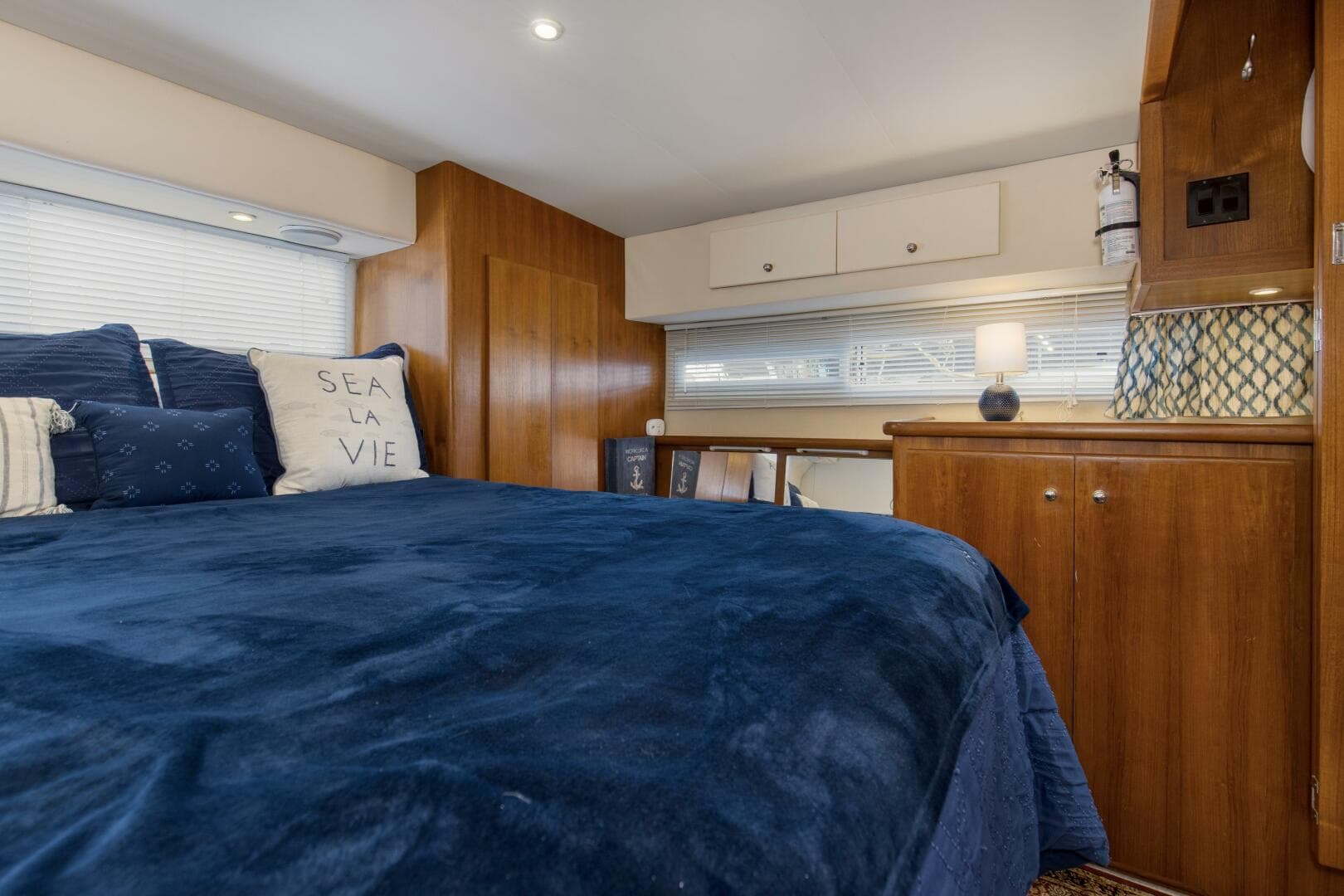 1997 Carver 445 Aft Cabin — photo 10